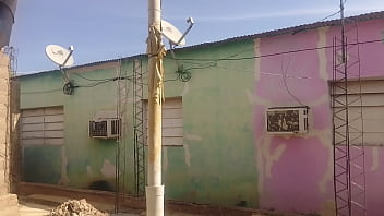 Mi vecino no aguanta las gana de verme mi culo grande con mi vestido corto