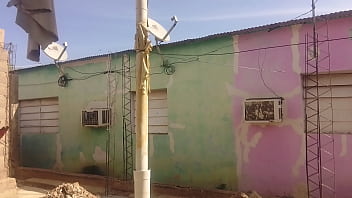 Mi vecino no aguanta las gana de verme mi culo grande con mi vestido corto