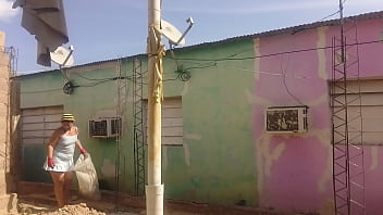 Mi vecino no aguanta las gana de verme mi culo grande con mi vestido corto