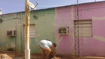 Mi vecino no aguanta las gana de verme mi culo grande con mi vestido corto