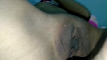 น้ำพุ่งเข้ารูหีของเธอ