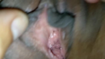 น้ำพุ่งเข้ารูหีของเธอ