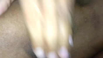 น้ำพุ่งเข้ารูหีของเธอ