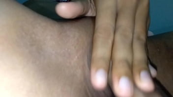 น้ำพุ่งเข้ารูหีของเธอ