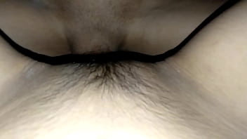 น้ำพุ่งเข้ารูหีของเธอ