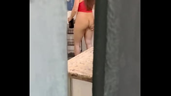 Ele adora ficar me espiando atrás da porta e ainda estava sozinha o macho estava para chegar e para me usar gostoso t