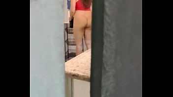 Ele adora ficar me espiando atrás da porta e ainda estava sozinha o macho estava para chegar e para me usar gostoso t