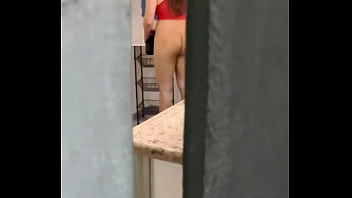 Ele adora ficar me espiando atrás da porta e ainda estava sozinha o macho estava para chegar e para me usar gostoso t