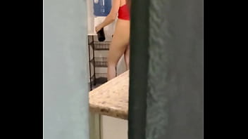 Ele adora ficar me espiando atrás da porta e ainda estava sozinha o macho estava para chegar e para me usar gostoso t