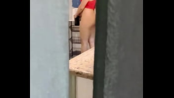 Ele adora ficar me espiando atrás da porta e ainda estava sozinha o macho estava para chegar e para me usar gostoso t