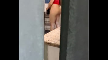 Ele adora ficar me espiando atrás da porta e ainda estava sozinha o macho estava para chegar e para me usar gostoso t