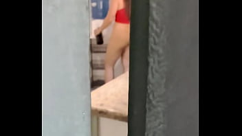 Ele adora ficar me espiando atrás da porta e ainda estava sozinha o macho estava para chegar e para me usar gostoso t