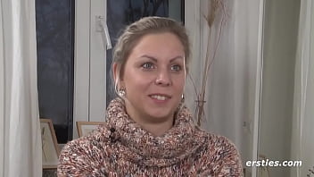 Blonde has fun with a vibrator