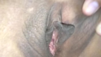 เอาควยแหย่หีเพื่อนสาวจนแตกใน