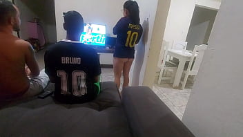 Apostou a mulher com o amigo e perdeu e ela teve que fazer sexo com o amigo