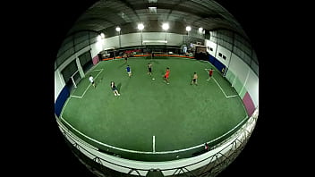 Chaval folla como desgraciado jugando fútbol 5