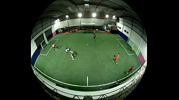 Chaval folla como desgraciado jugando fútbol 5