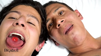 Dos Chicos Mostrando La Boca Y Lengua thumbnail