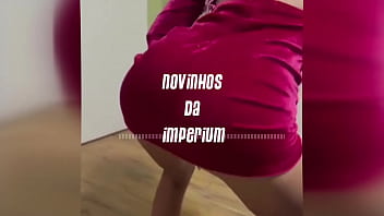 Sendo fudida por 2 na cozinha de casa