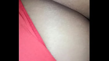 Encuentro a mi hermanastra tomando una siesta y la follo bien rico