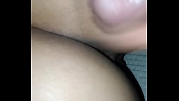 Encuentro a mi hermanastra tomando una siesta y la follo bien rico