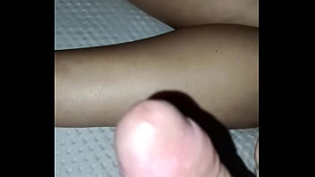 Encuentro a mi hermanastra tomando una siesta y la follo bien rico