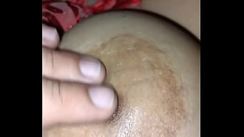 Encuentro a mi hermanastra tomando una siesta y la follo bien rico