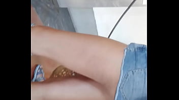 Novinha de shortinho no museu 2 teen short shorts in art gallery 2