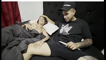 Despierto y la cachonda de mi hermanastra quiere mi leche desde la mañana historia completa