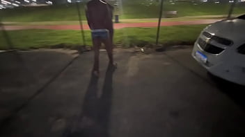 Morena safada fica animada depois da resenha e resolve dar pra todos os seus amigos no meio da rua na frente de todos