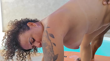 Depois do banho de piscina ela fica muito exitada querendo mim da a bunda pra eu gozar dentro
