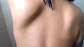 Escondida no banho transei com marido da amiga