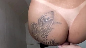 Escondida no banho transei com marido da amiga