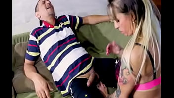 Esposa faz marido sair do vídeo game do seu jeitinho