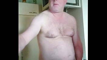 Nylonjunge ist geil am morgen mit kaffee