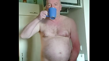 Nylonjunge ist geil am morgen mit kaffee