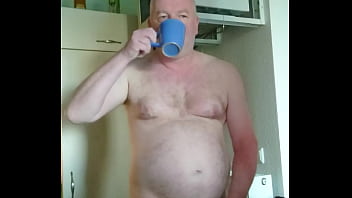 Nylonjunge ist geil am morgen mit kaffee