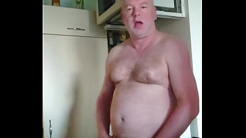 Nylonjunge ist geil am morgen mit kaffee