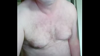 Nylonjunge ist geil am morgen mit kaffee