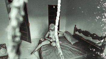 Coloquei uma camera escondida para filmar minha namorada e flagrei a vagabunda dando pra outro macho e postei na internet