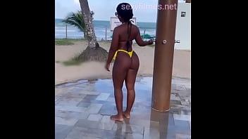 Gostosa morena na piscina