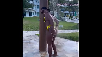 Gostosa morena na piscina