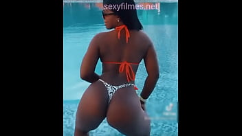 Gostosa morena na piscina