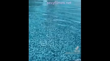 Gostosa morena na piscina