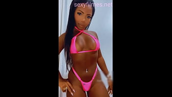 Gostosa morena na piscina