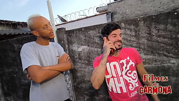 Namorado deu de presente pra sua mina mais 2 picas rolou ate tripla penetração tudo sem camisinha