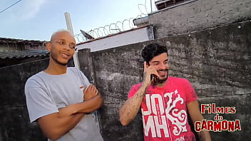 Namorado deu de presente pra sua mina mais 2 picas rolou ate tripla penetração tudo sem camisinha