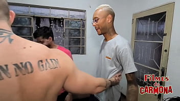 Namorado deu de presente pra sua mina mais 2 picas rolou ate tripla penetração tudo sem camisinha