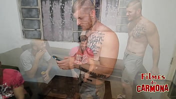 Namorado deu de presente pra sua mina mais 2 picas rolou ate tripla penetração tudo sem camisinha