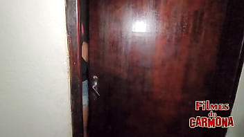 Namorado deu de presente pra sua mina mais 2 picas rolou ate tripla penetração tudo sem camisinha